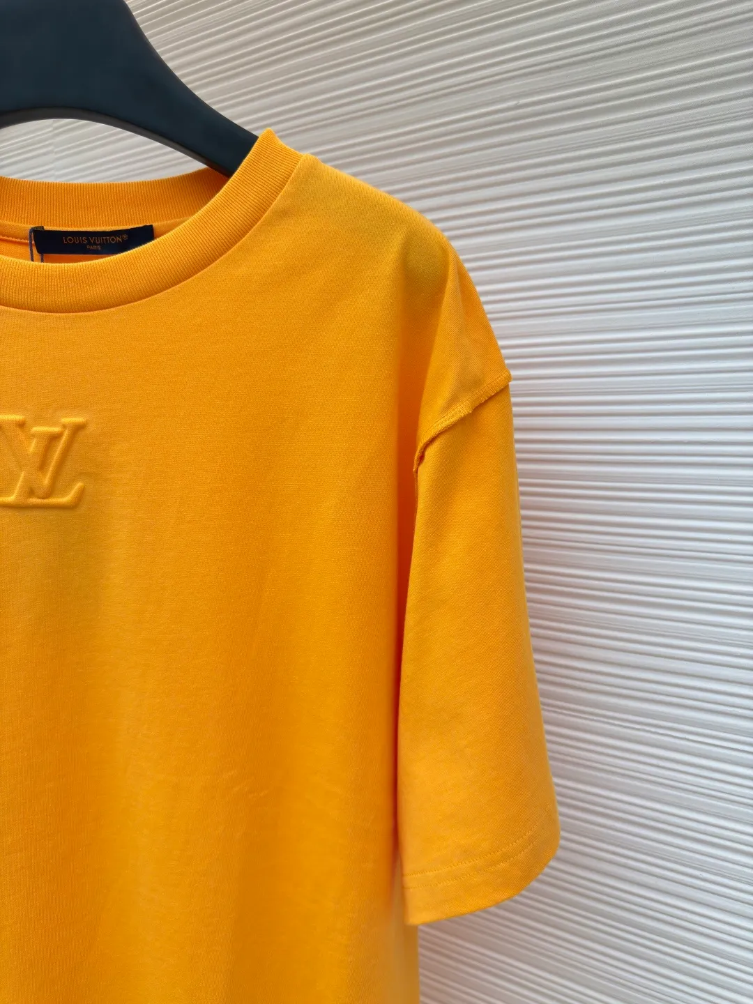 LOUISVUITTON embossed small label T-shirt ●Authentic product: purchased and developed by 5450 ●Item number: 1680101-A00 ●Fabric: pure cotton fabric ●Technology: embossed production ●Version: fitted version ●Weight: about 335 grams ●Size: XS-S-M-L ●Description: Fabric is 40S/2 Double-strand smooth cotton plain weave, dust-free wool processing; matching 40s single-strand combed cotton, 280g cylindrical machine rib. The front panel is stamped and filled. After low-temperature stamping with a steel stamp, the inside is filled with foam cotton. The bottom surface is directly sealed with low-temperature hot melt glue at 80 degrees Celsius. The integrated machine operation makes the relief pattern three-dimensional and full and stylish. High-quality products require natural and beautiful products. The overall wiring is straight and delicate, the fabric is comfortable and soft, and the color is consistent without color difference. It can be matched with the same style to create a fashionable look and control various occasions. Customized accessories, complete with three standards, same style for men and women!